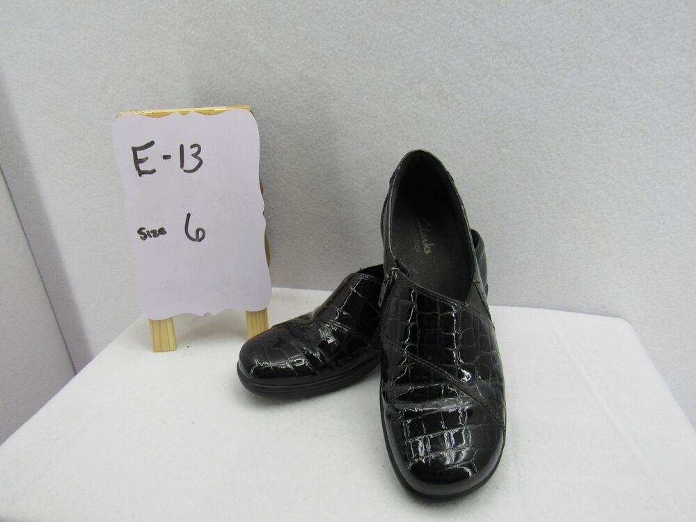 Clarks Bendable clogs size 6
